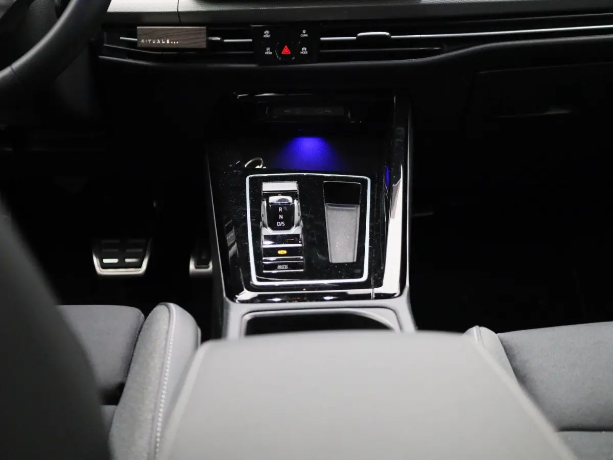 1.5 eHybrid 50 Edition 204 PK | Automaat | Navigatie | Apple Carplay | Adaptive Cruise Control | Climate Control | Stoel- en stuurverwarming | Achteruitrijcamera | IQ Lights |