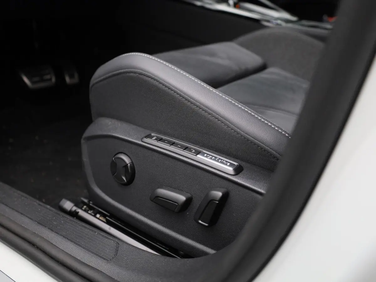 1.5 eHybrid 50 Edition 204 PK | Automaat | Navigatie | Apple Carplay | Adaptive Cruise Control | Climate Control | Stoel- en stuurverwarming | Achteruitrijcamera | IQ Lights |