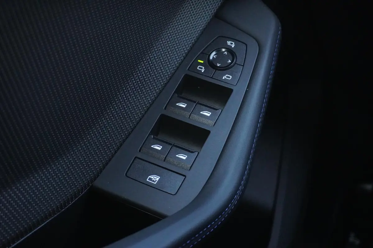 120 M Sportpakket | Stuurwielrand verwarmd | Harman-Kardon sound system | BMW Head-Up Display | Parking Assistant Plus | Extra getint glas in achterportierruiten en achterruit |