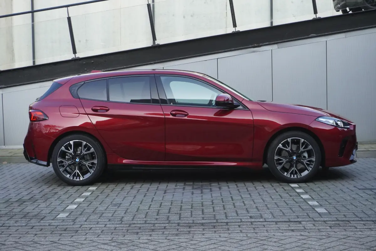120 M Sportpakket | Stuurwielrand verwarmd | Harman-Kardon sound system | BMW Head-Up Display | Parking Assistant Plus | Extra getint glas in achterportierruiten en achterruit |