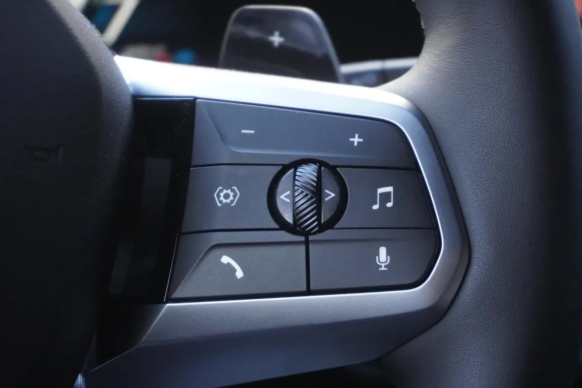 120 M Sportpakket | Stuurwielrand verwarmd | Harman-Kardon sound system | BMW Head-Up Display | Parking Assistant Plus | Extra getint glas in achterportierruiten en achterruit |