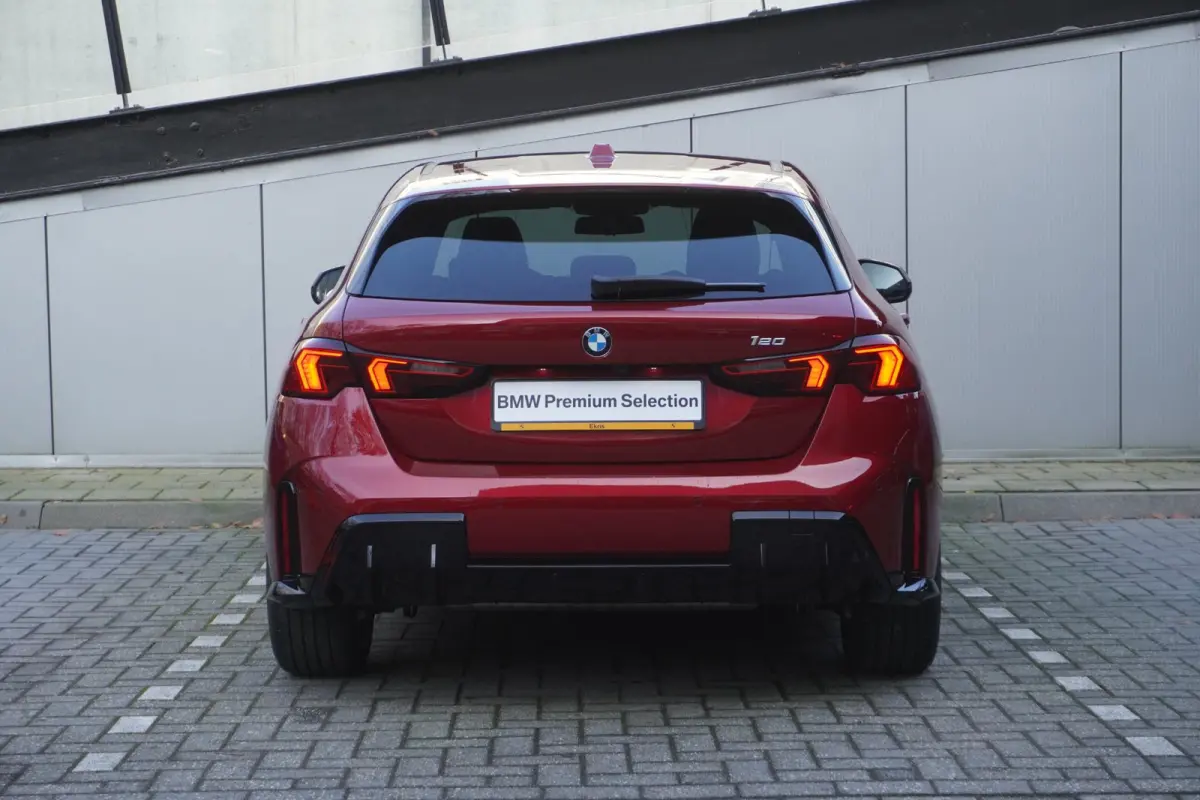 120 M Sportpakket | Stuurwielrand verwarmd | Harman-Kardon sound system | BMW Head-Up Display | Parking Assistant Plus | Extra getint glas in achterportierruiten en achterruit |