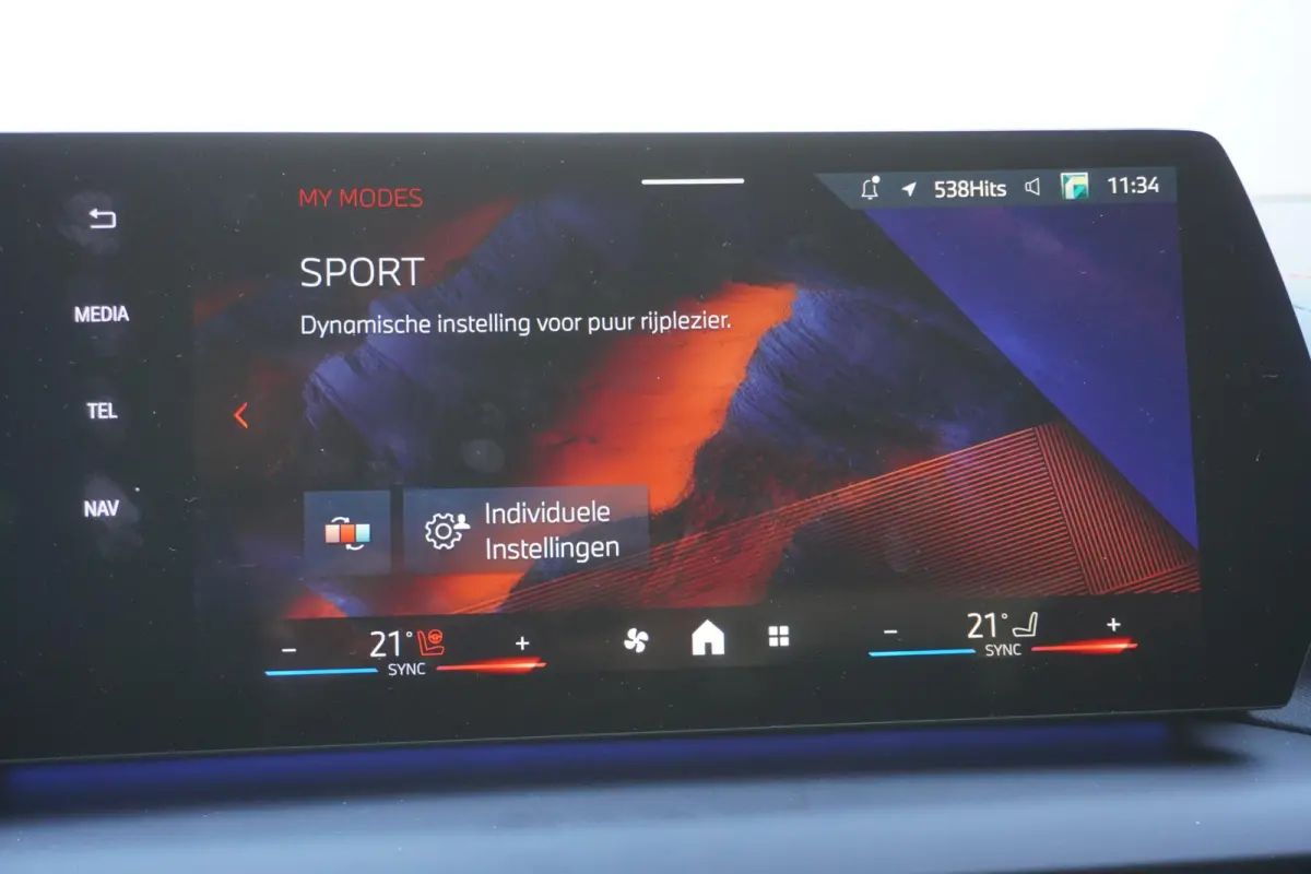 120 M Sportpakket | Stuurwielrand verwarmd | Harman-Kardon sound system | BMW Head-Up Display | Parking Assistant Plus | Extra getint glas in achterportierruiten en achterruit |