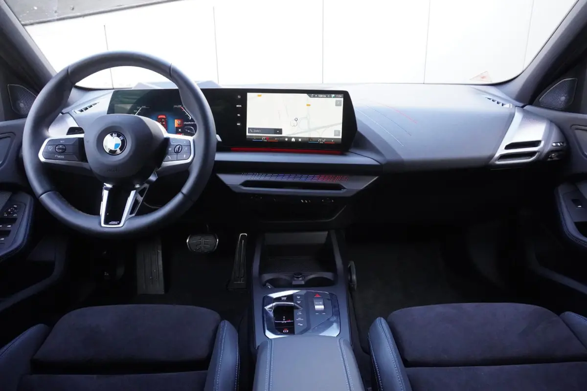 120 M Sportpakket | Stuurwielrand verwarmd | Harman-Kardon sound system | BMW Head-Up Display | Parking Assistant Plus | Extra getint glas in achterportierruiten en achterruit |