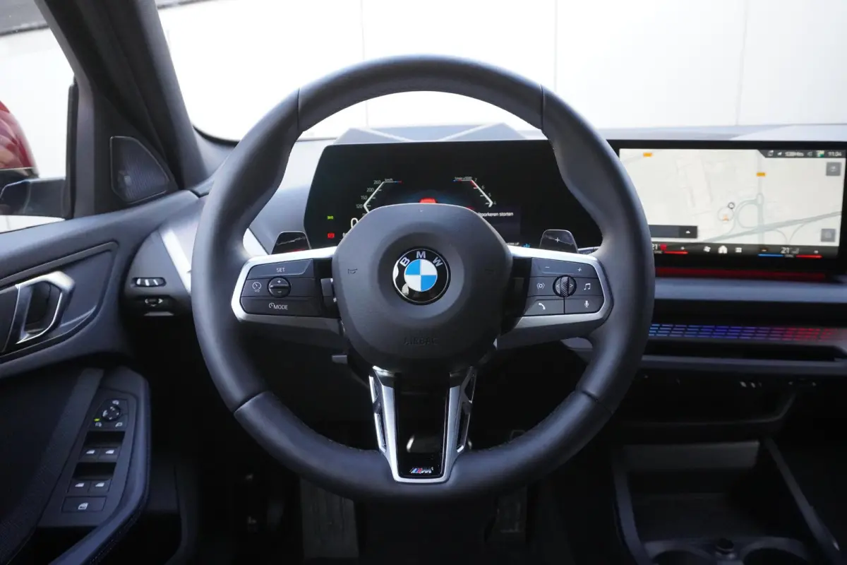 120 M Sportpakket | Stuurwielrand verwarmd | Harman-Kardon sound system | BMW Head-Up Display | Parking Assistant Plus | Extra getint glas in achterportierruiten en achterruit |