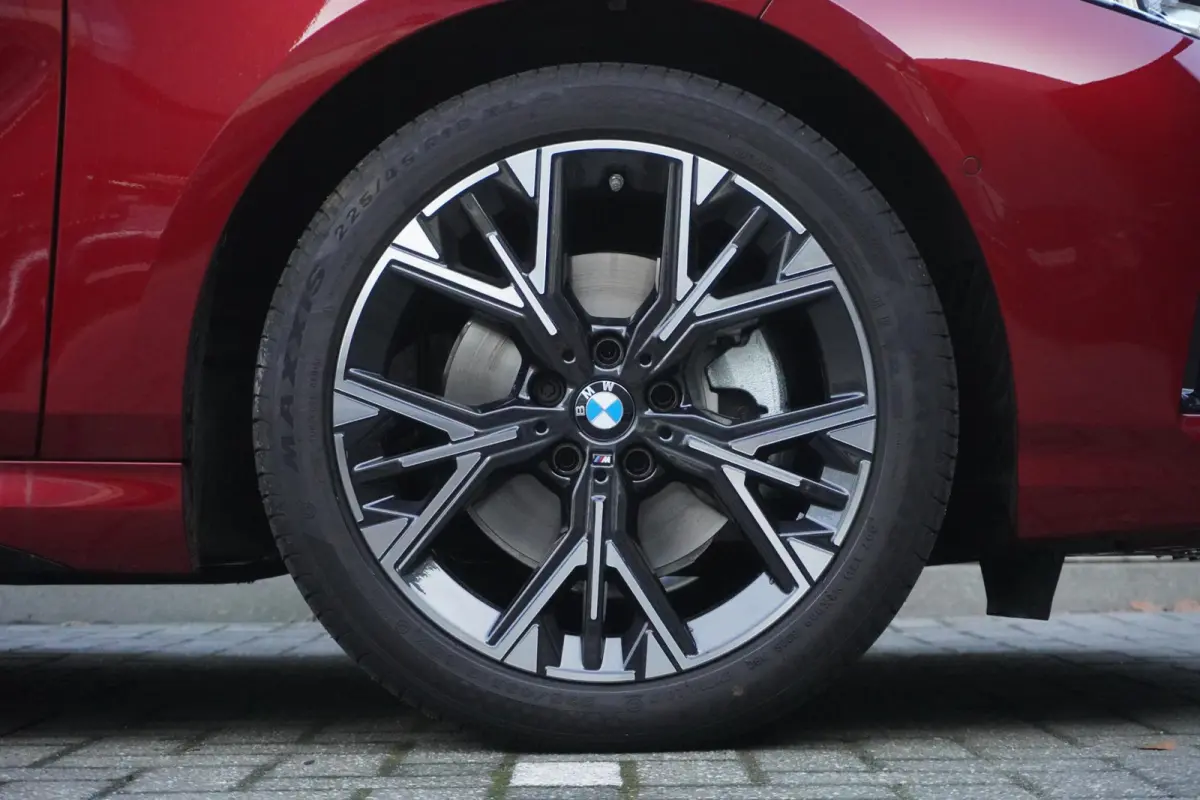 120 M Sportpakket | Stuurwielrand verwarmd | Harman-Kardon sound system | BMW Head-Up Display | Parking Assistant Plus | Extra getint glas in achterportierruiten en achterruit |