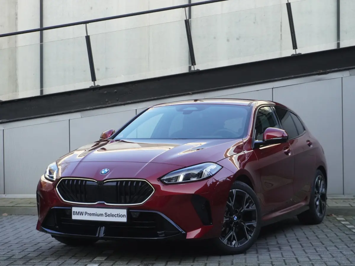 120 M Sportpakket | Stuurwielrand verwarmd | Harman-Kardon sound system | BMW Head-Up Display | Parking Assistant Plus | Extra getint glas in achterportierruiten en achterruit |