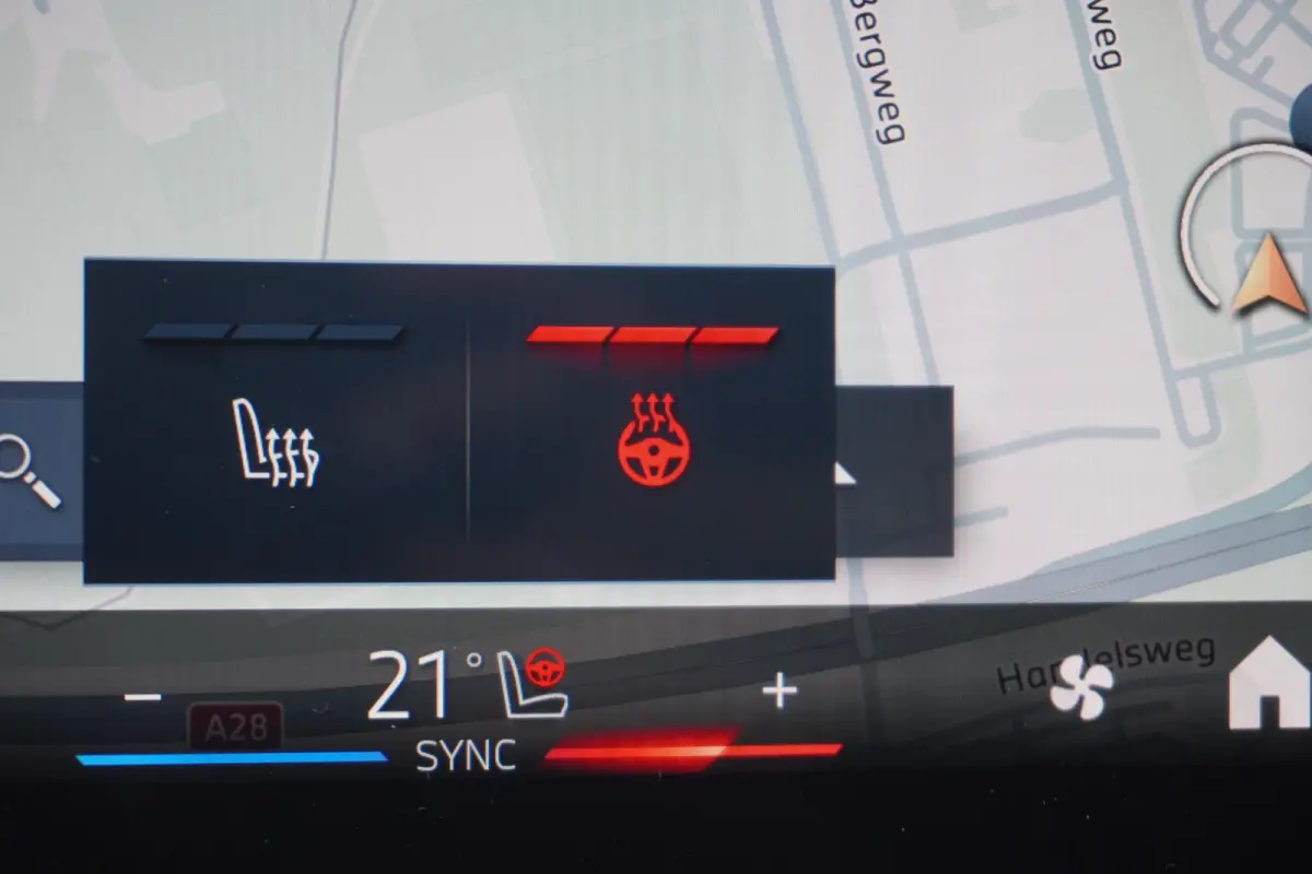 120 M Sportpakket | Stuurwielrand verwarmd | Harman-Kardon sound system | BMW Head-Up Display | Parking Assistant Plus | Extra getint glas in achterportierruiten en achterruit |