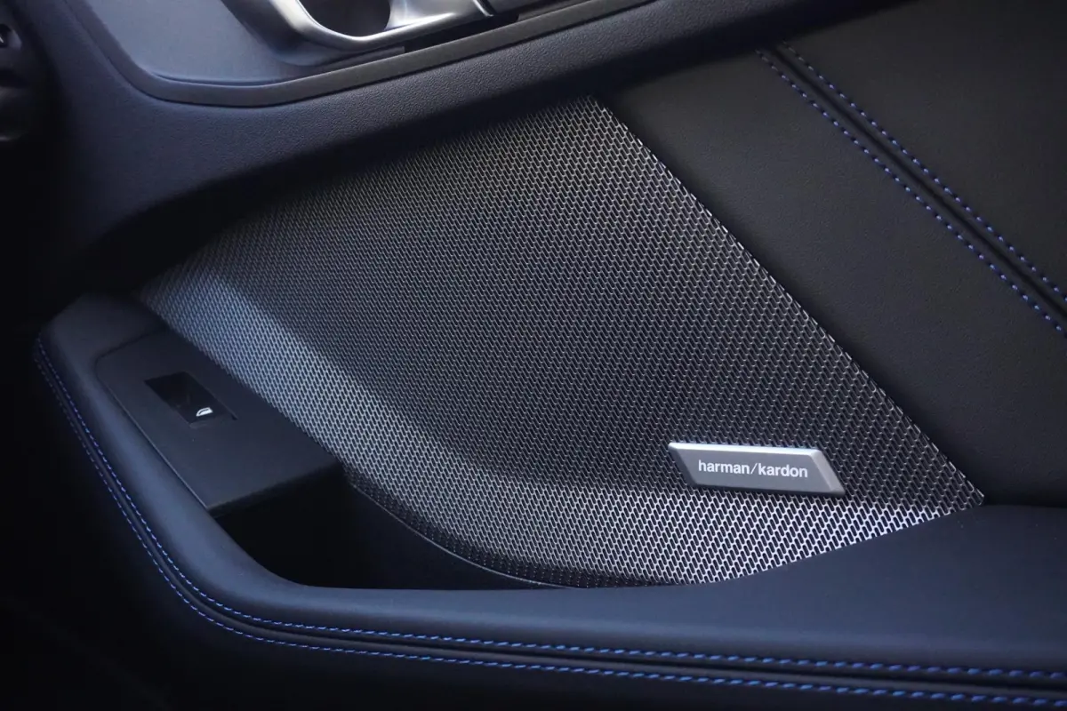 120 M Sportpakket | Stuurwielrand verwarmd | Harman-Kardon sound system | BMW Head-Up Display | Parking Assistant Plus | Extra getint glas in achterportierruiten en achterruit |