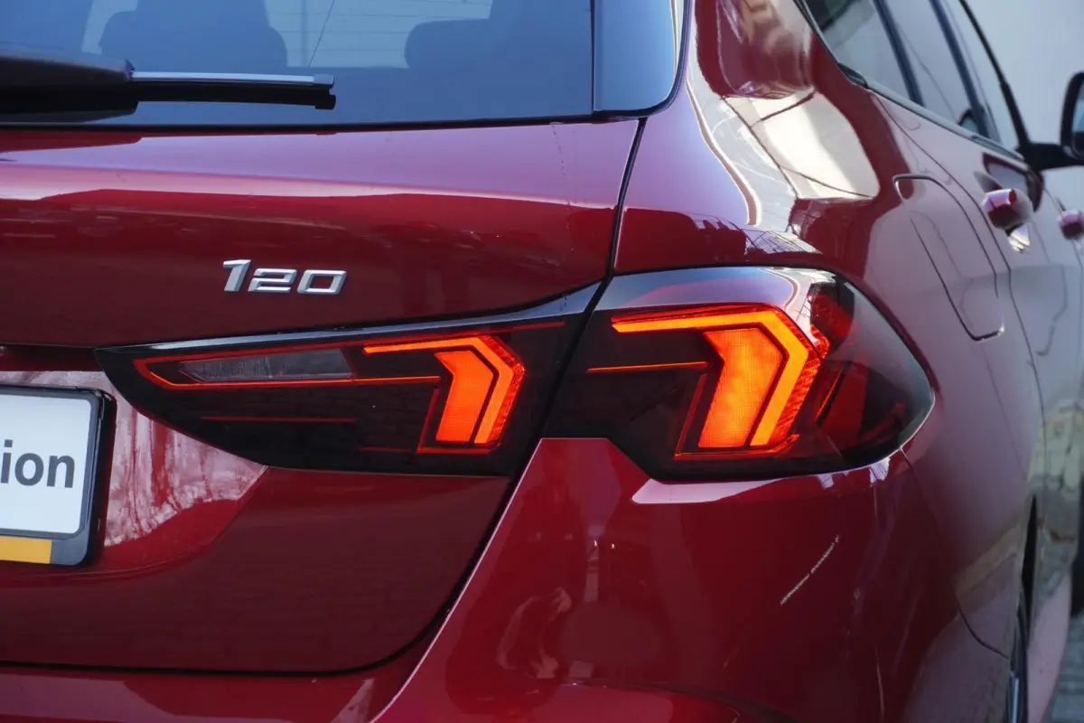 120 M Sportpakket | Stuurwielrand verwarmd | Harman-Kardon sound system | BMW Head-Up Display | Parking Assistant Plus | Extra getint glas in achterportierruiten en achterruit |