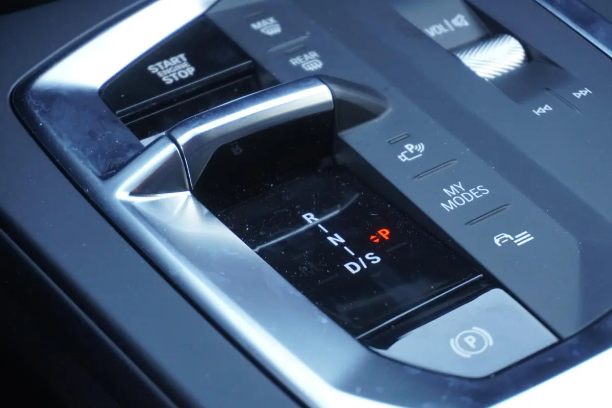 120 M Sportpakket | Stuurwielrand verwarmd | Harman-Kardon sound system | BMW Head-Up Display | Parking Assistant Plus | Extra getint glas in achterportierruiten en achterruit |