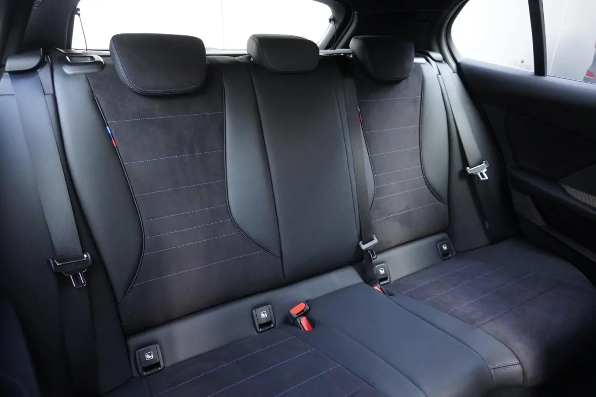 120 M Sportpakket | Stuurwielrand verwarmd | Harman-Kardon sound system | BMW Head-Up Display | Parking Assistant Plus | Extra getint glas in achterportierruiten en achterruit |