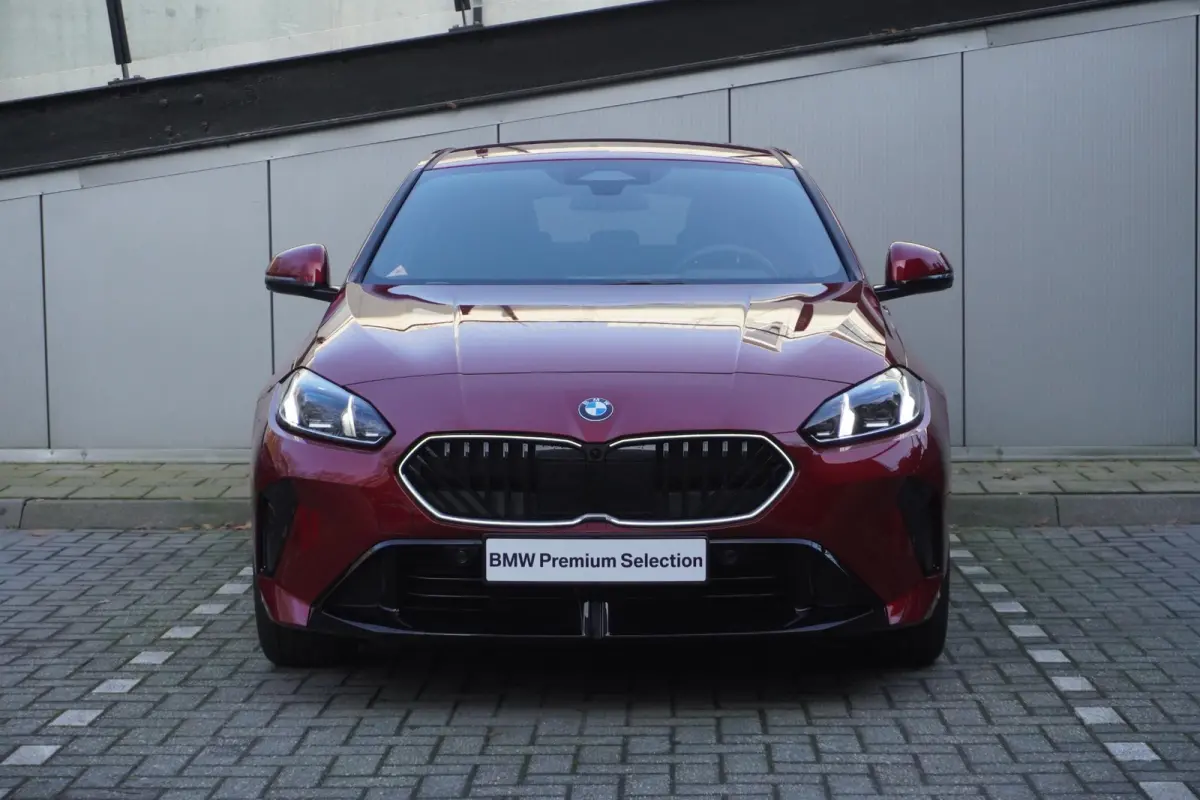120 M Sportpakket | Stuurwielrand verwarmd | Harman-Kardon sound system | BMW Head-Up Display | Parking Assistant Plus | Extra getint glas in achterportierruiten en achterruit |