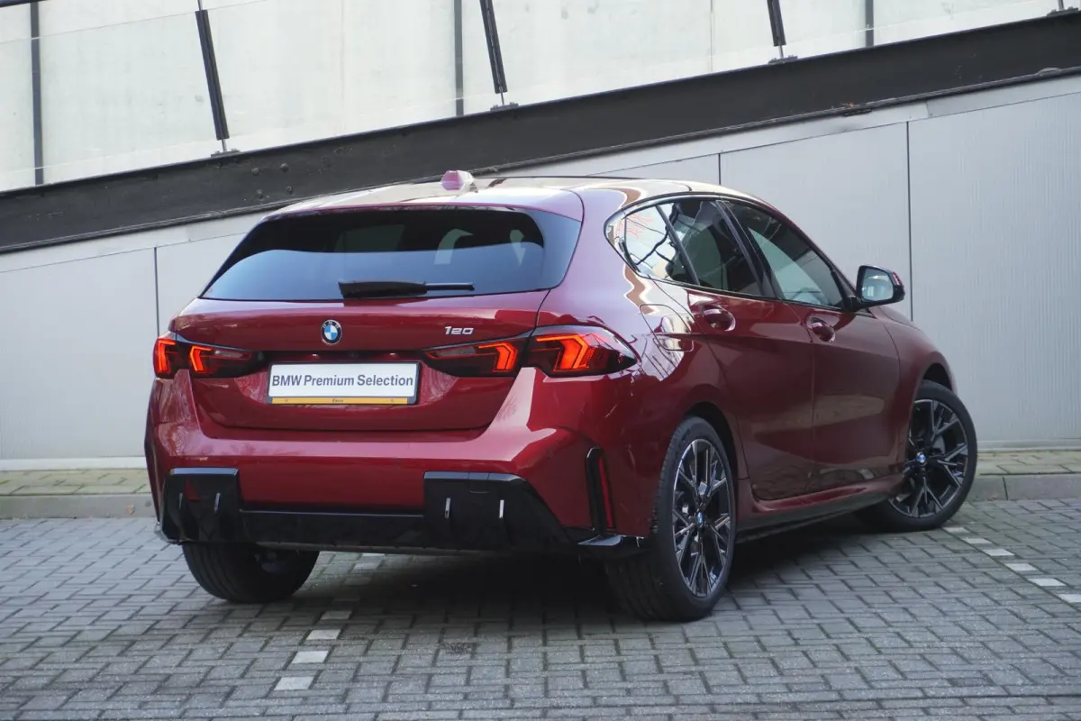 120 M Sportpakket | Stuurwielrand verwarmd | Harman-Kardon sound system | BMW Head-Up Display | Parking Assistant Plus | Extra getint glas in achterportierruiten en achterruit |