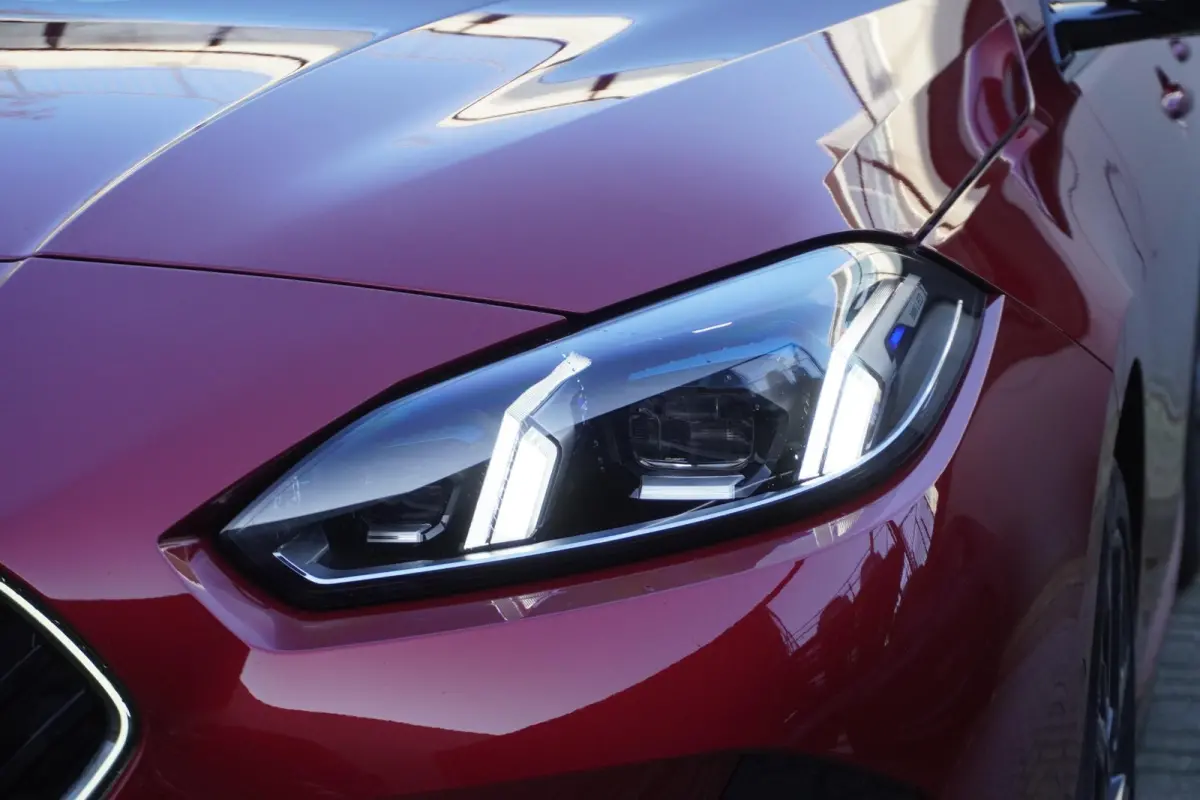 120 M Sportpakket | Stuurwielrand verwarmd | Harman-Kardon sound system | BMW Head-Up Display | Parking Assistant Plus | Extra getint glas in achterportierruiten en achterruit |