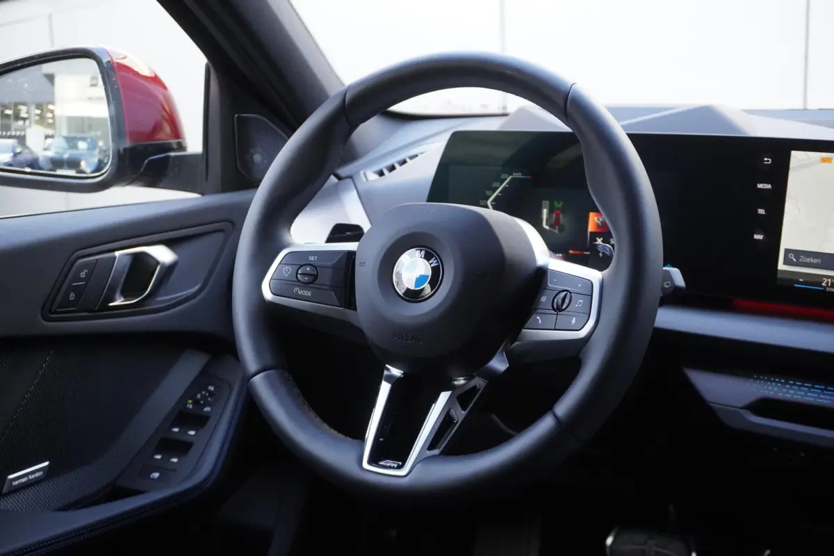 120 M Sportpakket | Stuurwielrand verwarmd | Harman-Kardon sound system | BMW Head-Up Display | Parking Assistant Plus | Extra getint glas in achterportierruiten en achterruit |