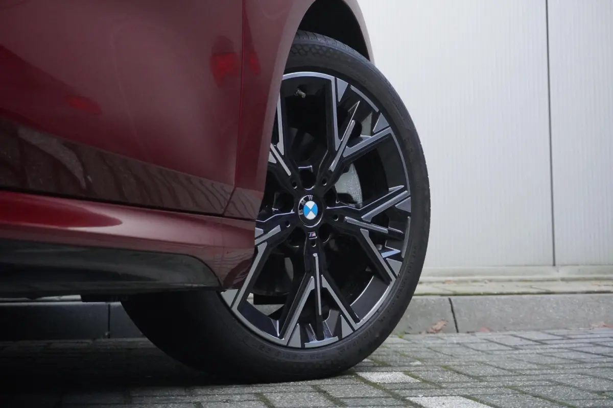120 M Sportpakket | Stuurwielrand verwarmd | Harman-Kardon sound system | BMW Head-Up Display | Parking Assistant Plus | Extra getint glas in achterportierruiten en achterruit |