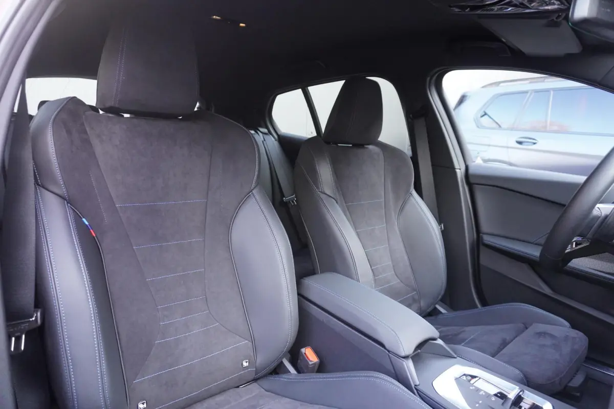 120 M Sportpakket | Stuurwielrand verwarmd | Harman-Kardon sound system | BMW Head-Up Display | Parking Assistant Plus | Extra getint glas in achterportierruiten en achterruit |