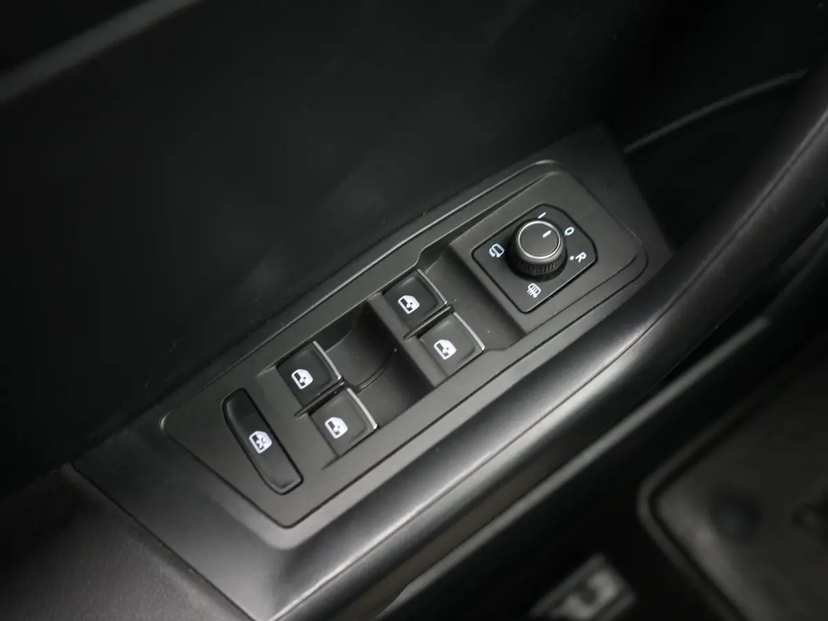 1.5 TSI Sport Business R AUTOMAAT | PANORAMADAK | LEDER | 2X R-LINE | NAVIGATIE | PDC | CLIMA | STOELVERWARMING | LMV | BLEUTOOTH | 12 MAANDEN BOVAG GARANTIE |