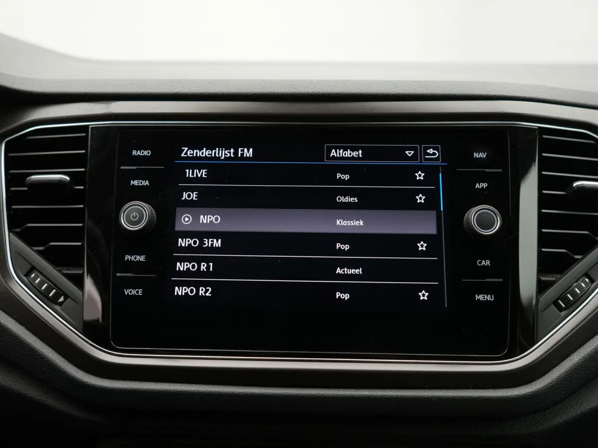 1.5 TSI Sport Business R AUTOMAAT | PANORAMADAK | LEDER | 2X R-LINE | NAVIGATIE | PDC | CLIMA | STOELVERWARMING | LMV | BLEUTOOTH | 12 MAANDEN BOVAG GARANTIE |