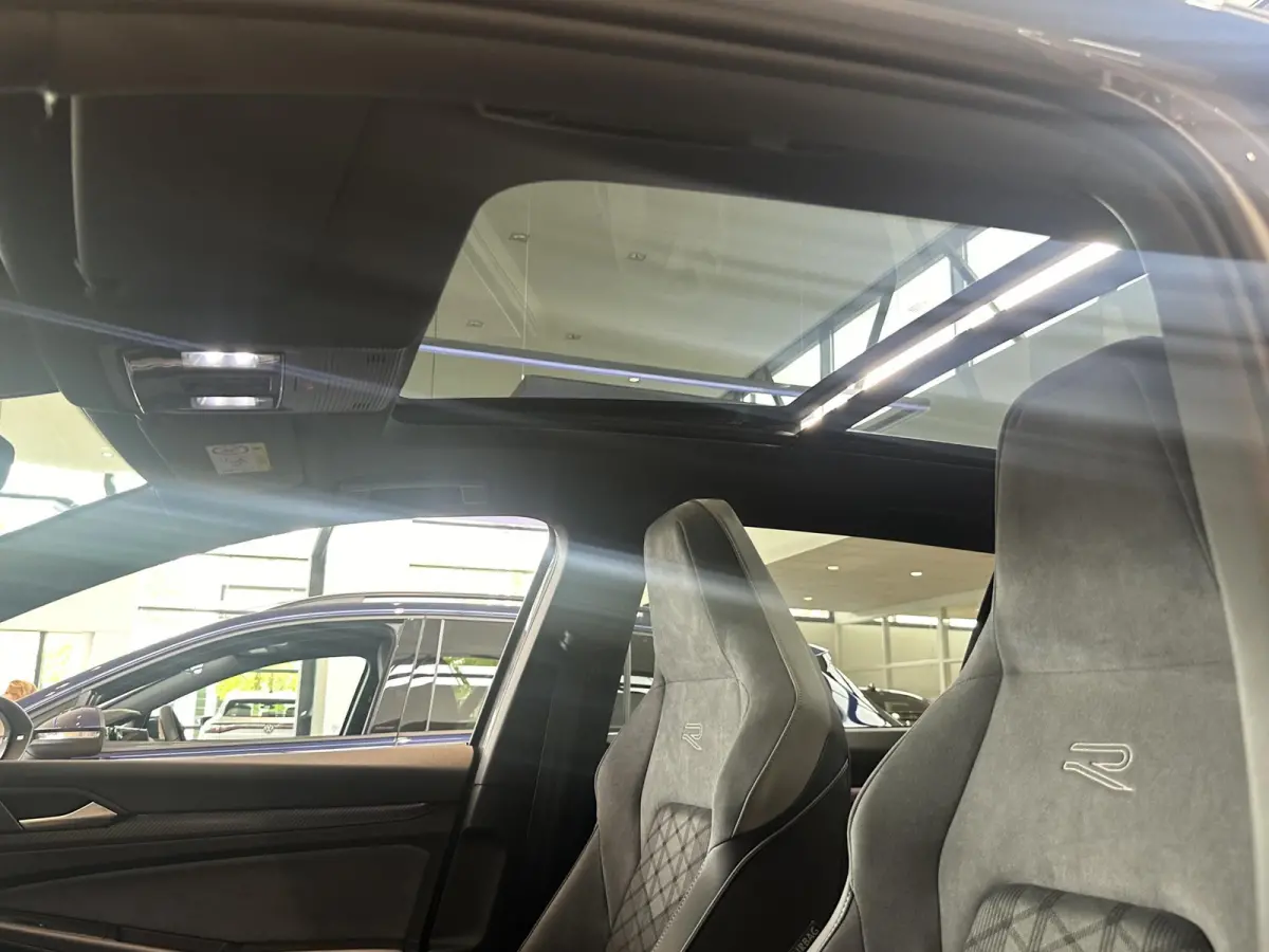 1.5 eTSI R-Line Business+ | Panoramisch dak | Harman & Kardon Audio | Camera | Elektrische achterklep | Heads-up display |