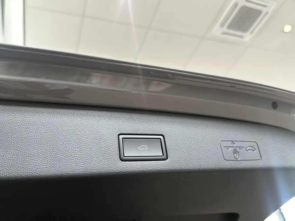 1.5 eTSI R-Line Business+ | Panoramisch dak | Harman & Kardon Audio | Camera | Elektrische achterklep | Heads-up display |