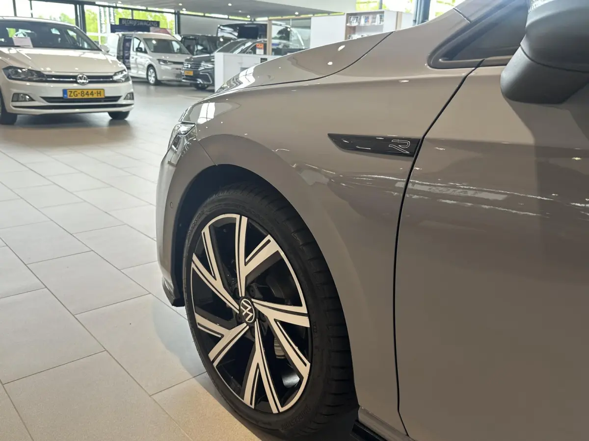 1.5 eTSI R-Line Business+ | Panoramisch dak | Harman & Kardon Audio | Camera | Elektrische achterklep | Heads-up display |