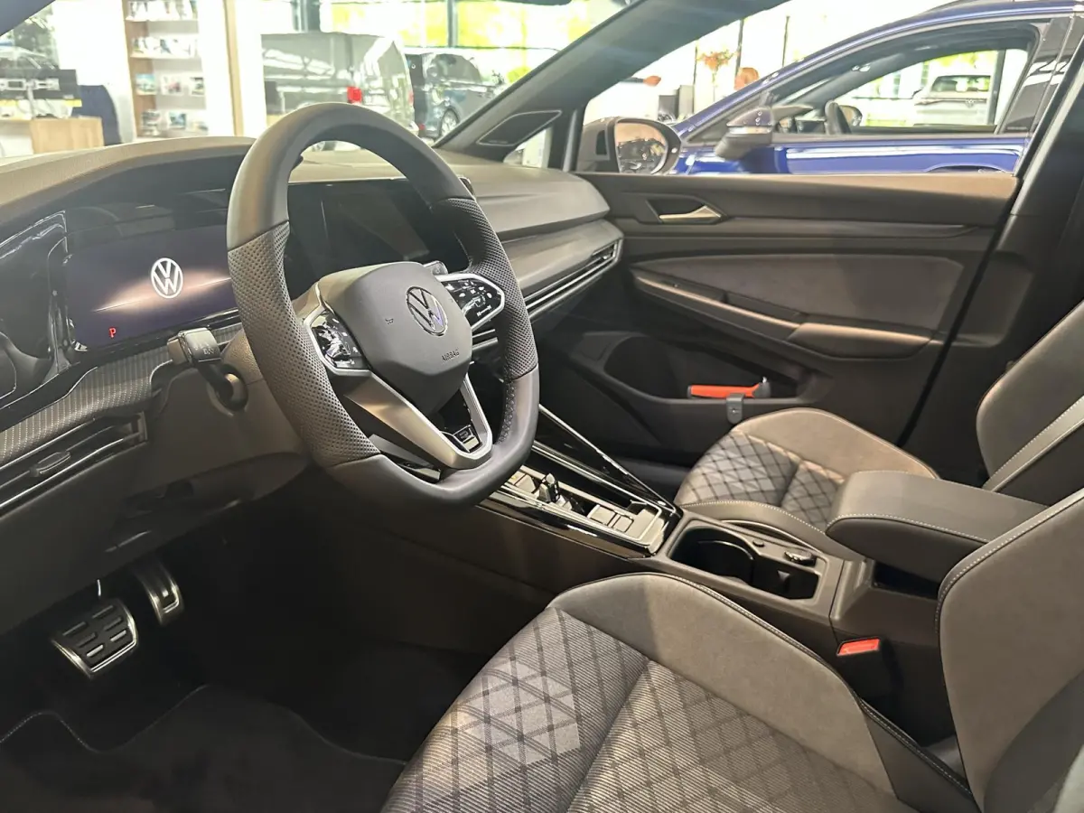 1.5 eTSI R-Line Business+ | Panoramisch dak | Harman & Kardon Audio | Camera | Elektrische achterklep | Heads-up display |