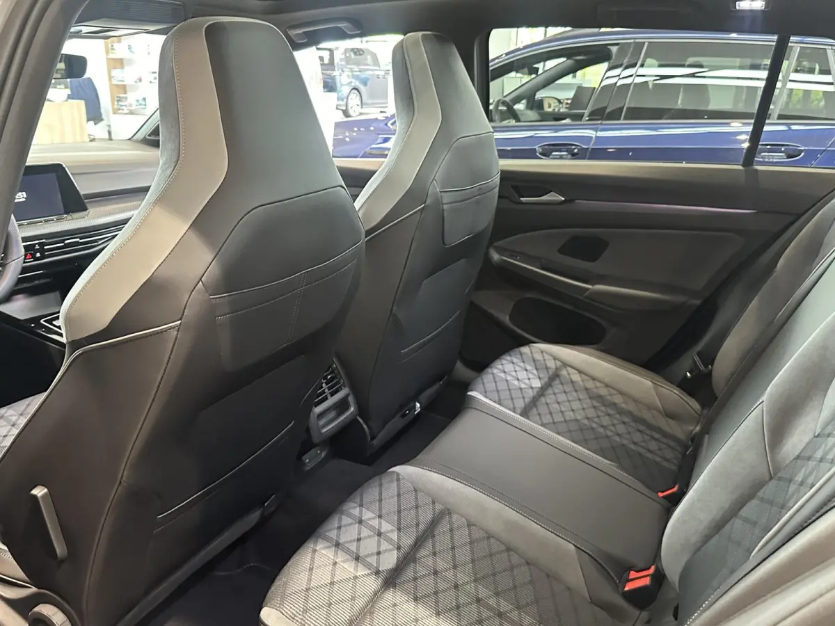 1.5 eTSI R-Line Business+ | Panoramisch dak | Harman & Kardon Audio | Camera | Elektrische achterklep | Heads-up display |