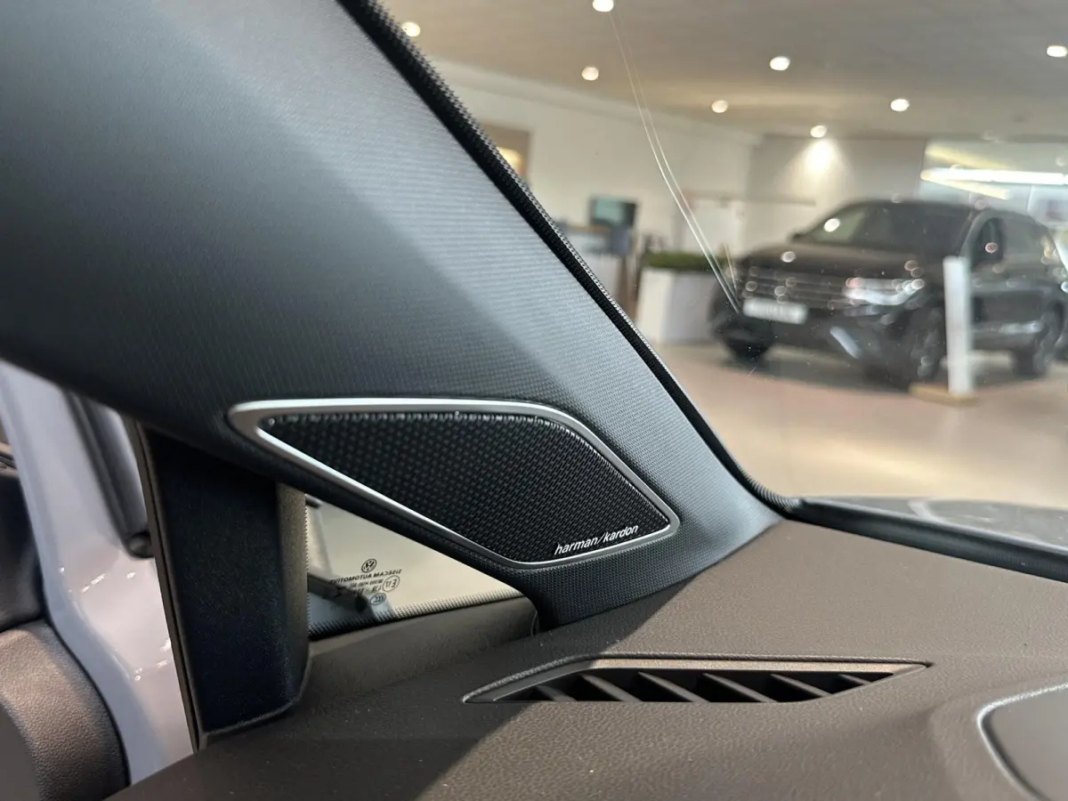 1.5 eTSI R-Line Business+ | Panoramisch dak | Harman & Kardon Audio | Camera | Elektrische achterklep | Heads-up display |