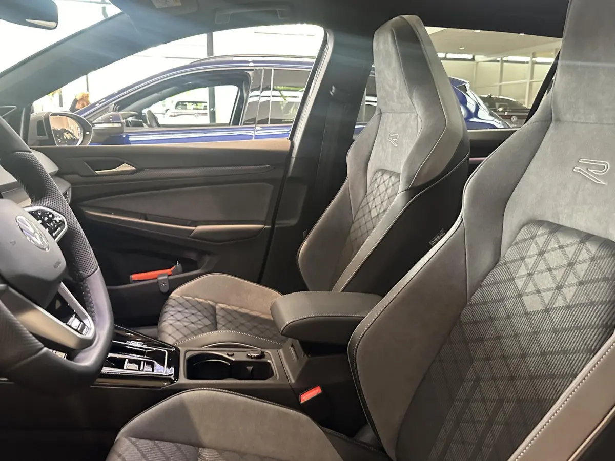 1.5 eTSI R-Line Business+ | Panoramisch dak | Harman & Kardon Audio | Camera | Elektrische achterklep | Heads-up display |