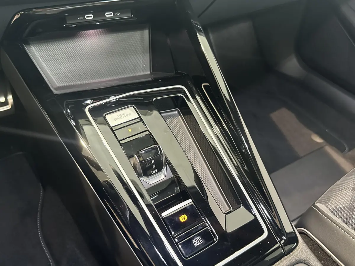 1.5 eTSI R-Line Business+ | Panoramisch dak | Harman & Kardon Audio | Camera | Elektrische achterklep | Heads-up display |