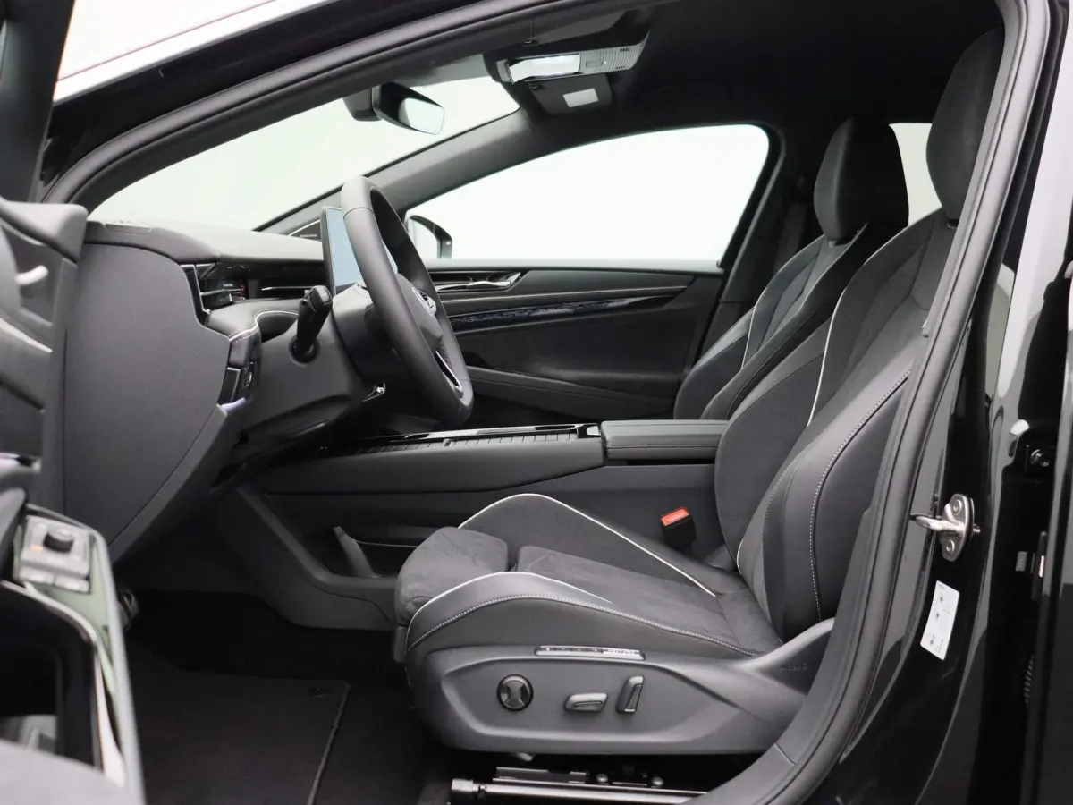 Pro Business 77 kWh 286 PK | 360 Graden Camera | Harman Kardon | Ergo-Active Voorstoelen | 20'' Montreal Velgen | Dodehoeksensoren | Stoelverwarming Voor + Achter | Driving Profiles |