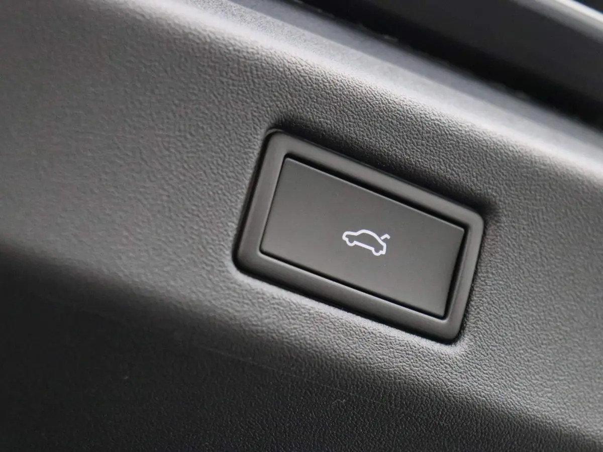 Pro Business 77 kWh 286 PK | 360 Graden Camera | Harman Kardon | Ergo-Active Voorstoelen | 20'' Montreal Velgen | Dodehoeksensoren | Stoelverwarming Voor + Achter | Driving Profiles |