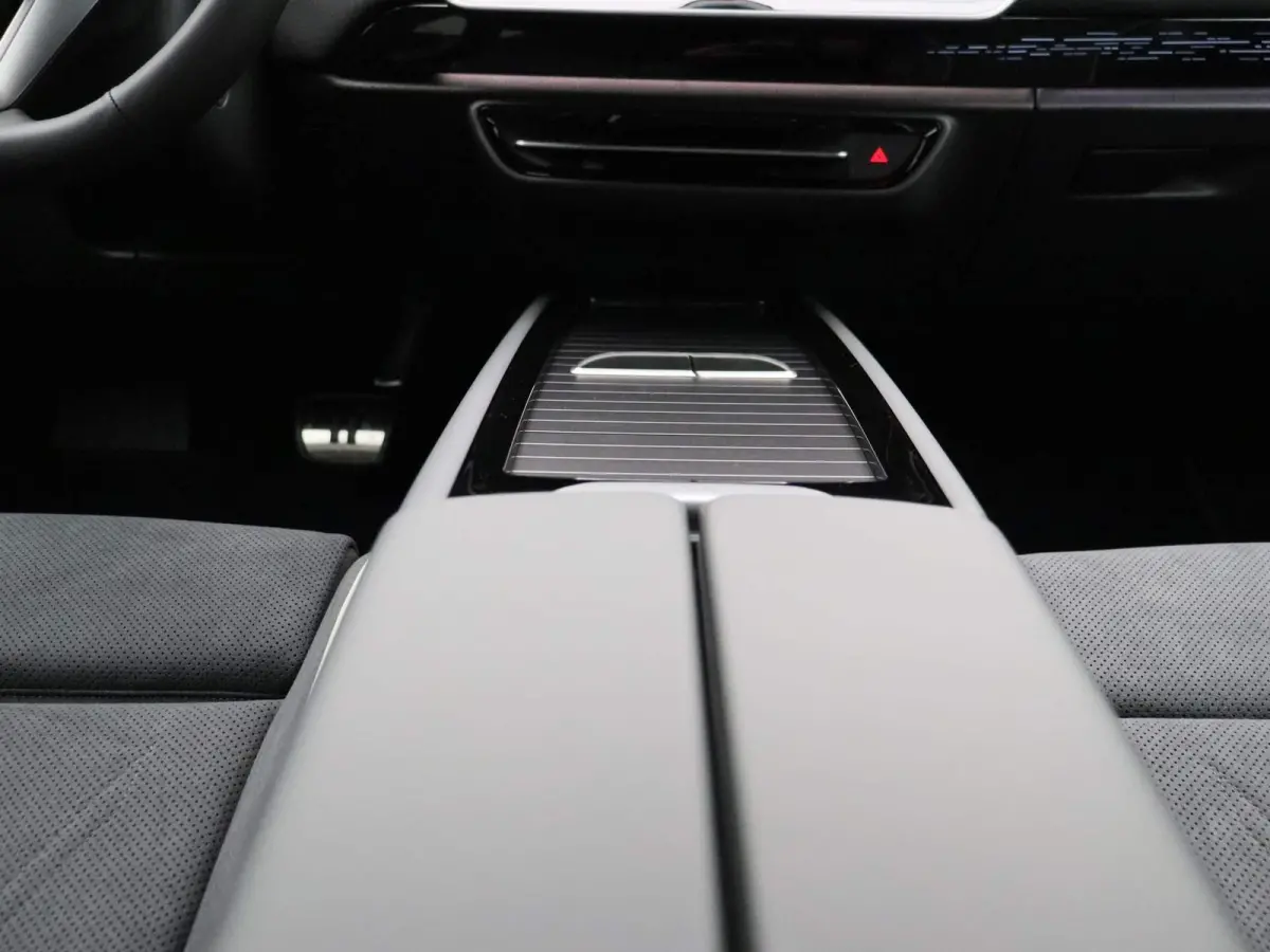 Pro Business 77 kWh 286 PK | 360 Graden Camera | Harman Kardon | Ergo-Active Voorstoelen | 20'' Montreal Velgen | Dodehoeksensoren | Stoelverwarming Voor + Achter | Driving Profiles |