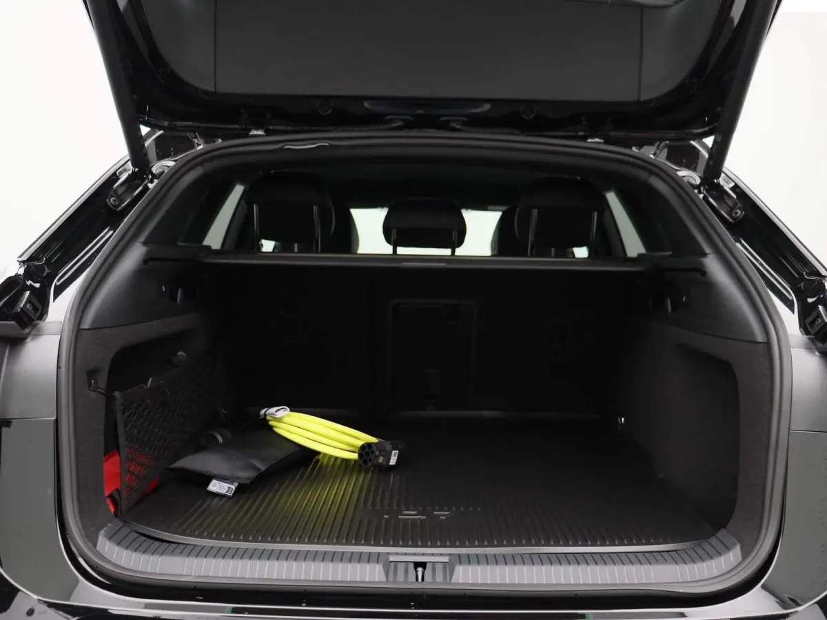 Pro Business 77 kWh 286 PK | 360 Graden Camera | Harman Kardon | Ergo-Active Voorstoelen | 20'' Montreal Velgen | Dodehoeksensoren | Stoelverwarming Voor + Achter | Driving Profiles |