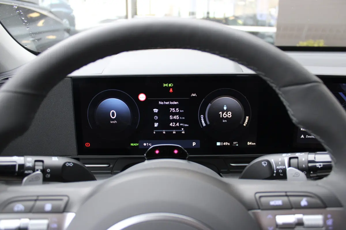 Premium 65.4 kWh | Wit leder | 360 camera | Elektrische bedienbare voorstoelen | | Achterstoelen verwarmd | Airco (automatisch) | Audio installatie premium
