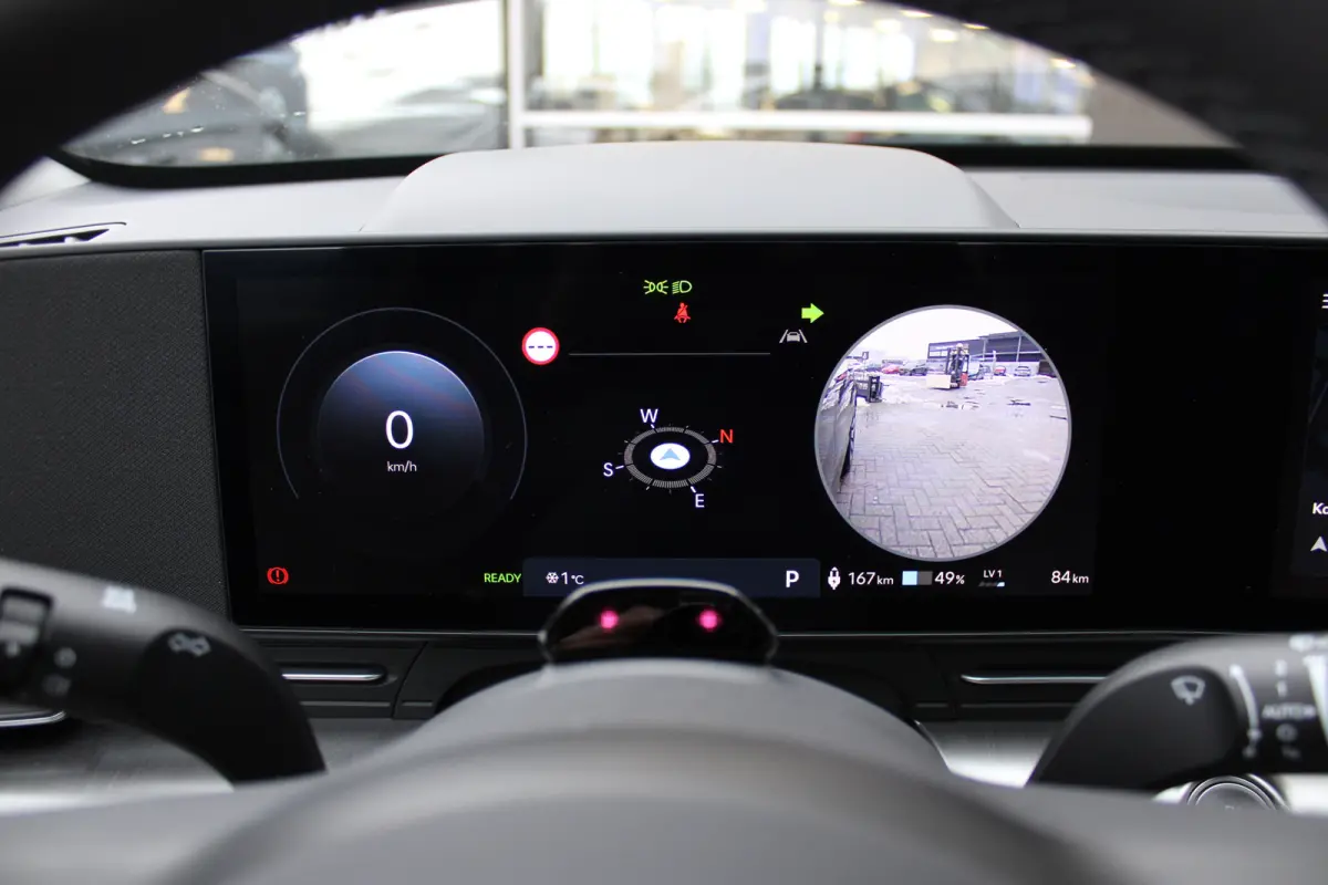 Premium 65.4 kWh | Wit leder | 360 camera | Elektrische bedienbare voorstoelen | | Achterstoelen verwarmd | Airco (automatisch) | Audio installatie premium