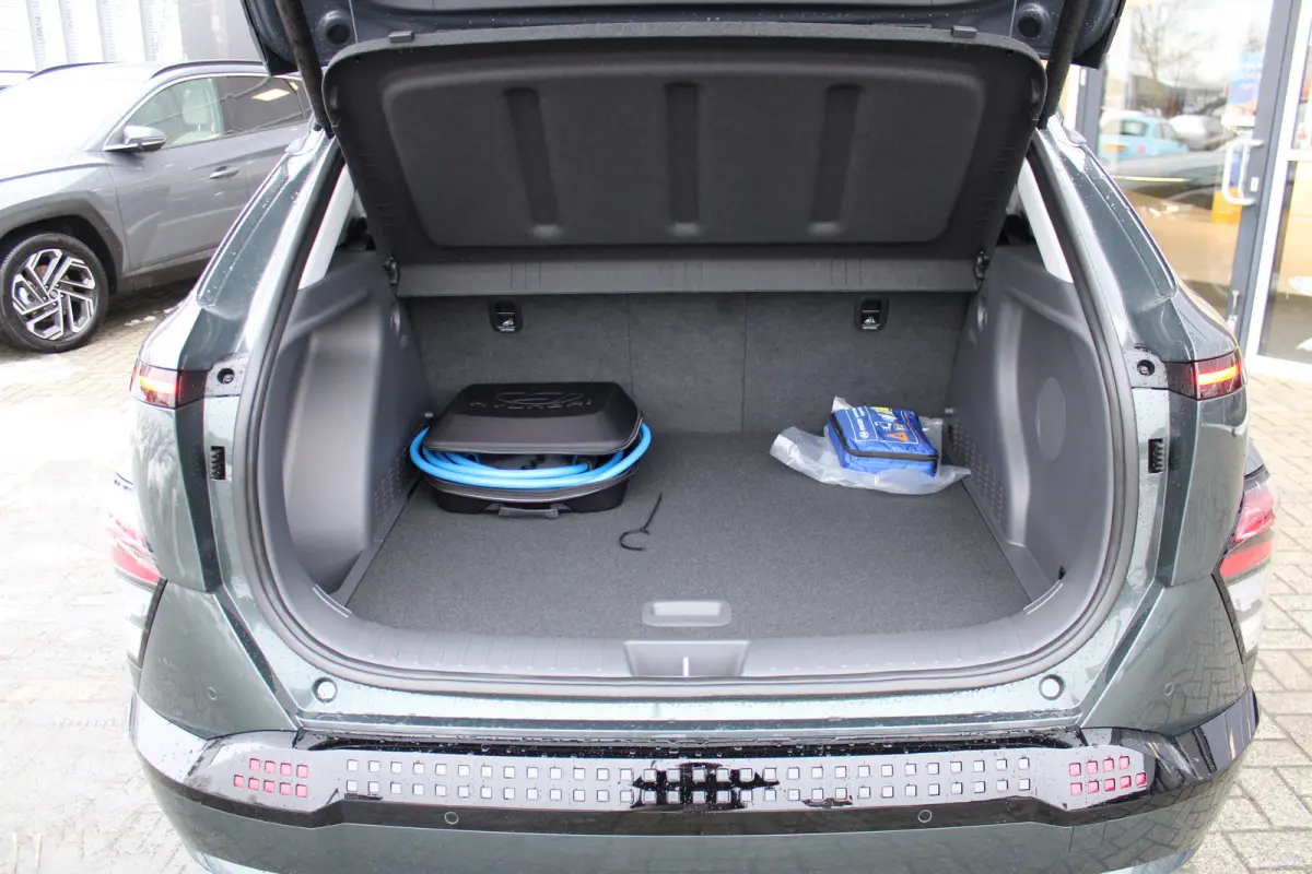 Premium 65.4 kWh | Wit leder | 360 camera | Elektrische bedienbare voorstoelen | | Achterstoelen verwarmd | Airco (automatisch) | Audio installatie premium