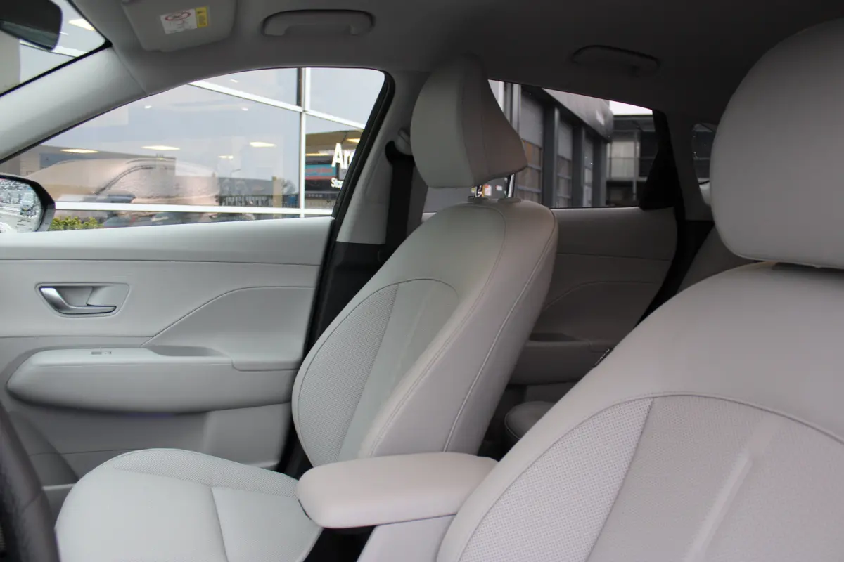 Premium 65.4 kWh | Wit leder | 360 camera | Elektrische bedienbare voorstoelen | | Achterstoelen verwarmd | Airco (automatisch) | Audio installatie premium