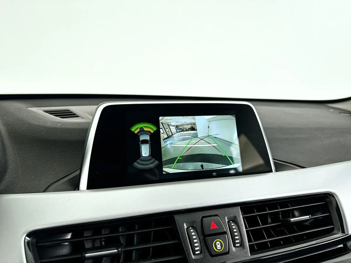 sDrive18i | Parkeercamera | Navigatie