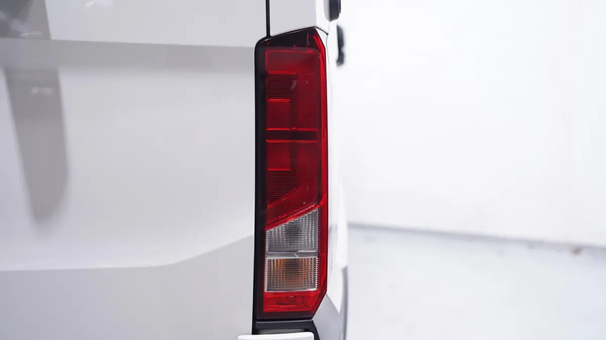 2.0 TDI 140 pk L3H3 Airco, App Connect 270 Graden Deuren, Laadruimte Pakket, Opstap achter, 3-Zits