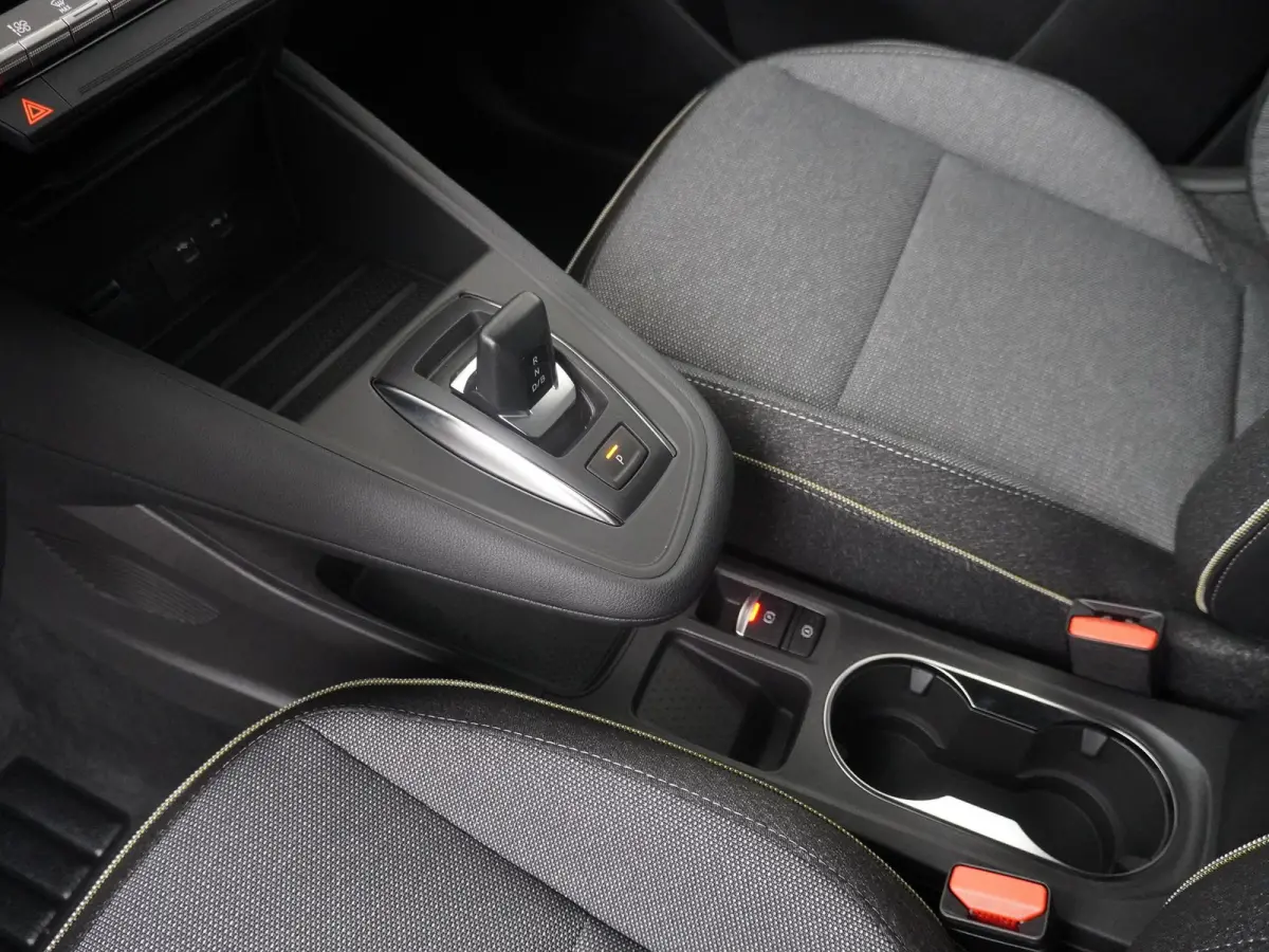 1.8 HEV First Edition | €3.000 Korting! | | Adaptive Cruise Control | Apple Carplay/Android Auto | Around View Monitor | Climate Control | Google Navigatie | Parkeer Assistent | Stoel- en 