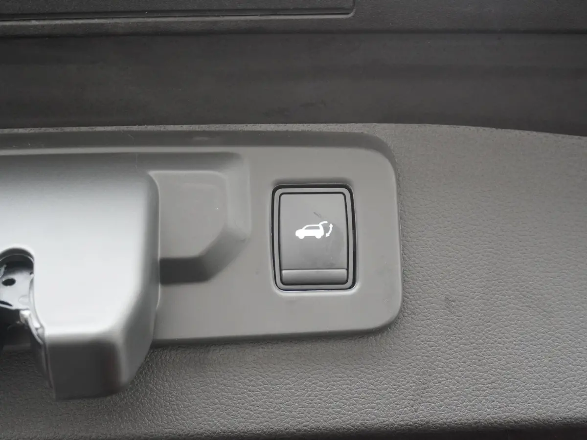 1.8 HEV First Edition | €3.000 Korting! | | Adaptive Cruise Control | Apple Carplay/Android Auto | Around View Monitor | Climate Control | Google Navigatie | Parkeer Assistent | Stoel- en 
