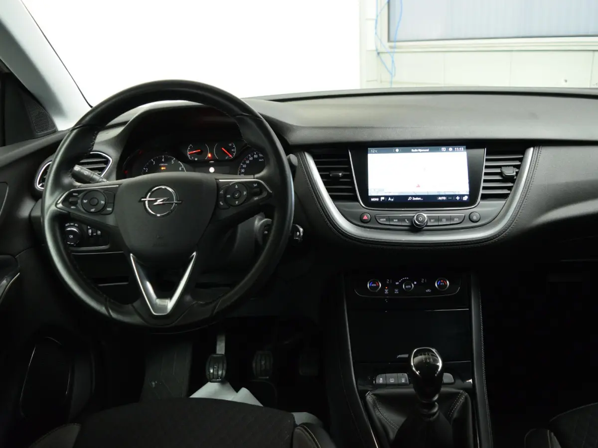 1.2 Turbo Business + 130 PK | NAVIGATIE & CARPLAY | ACHTERUITRIJCAMERA MET SENSOREN | E.C.C. | SIDE STEPS | 19" L.M.V. MET ALL SEASON BANDEN |
