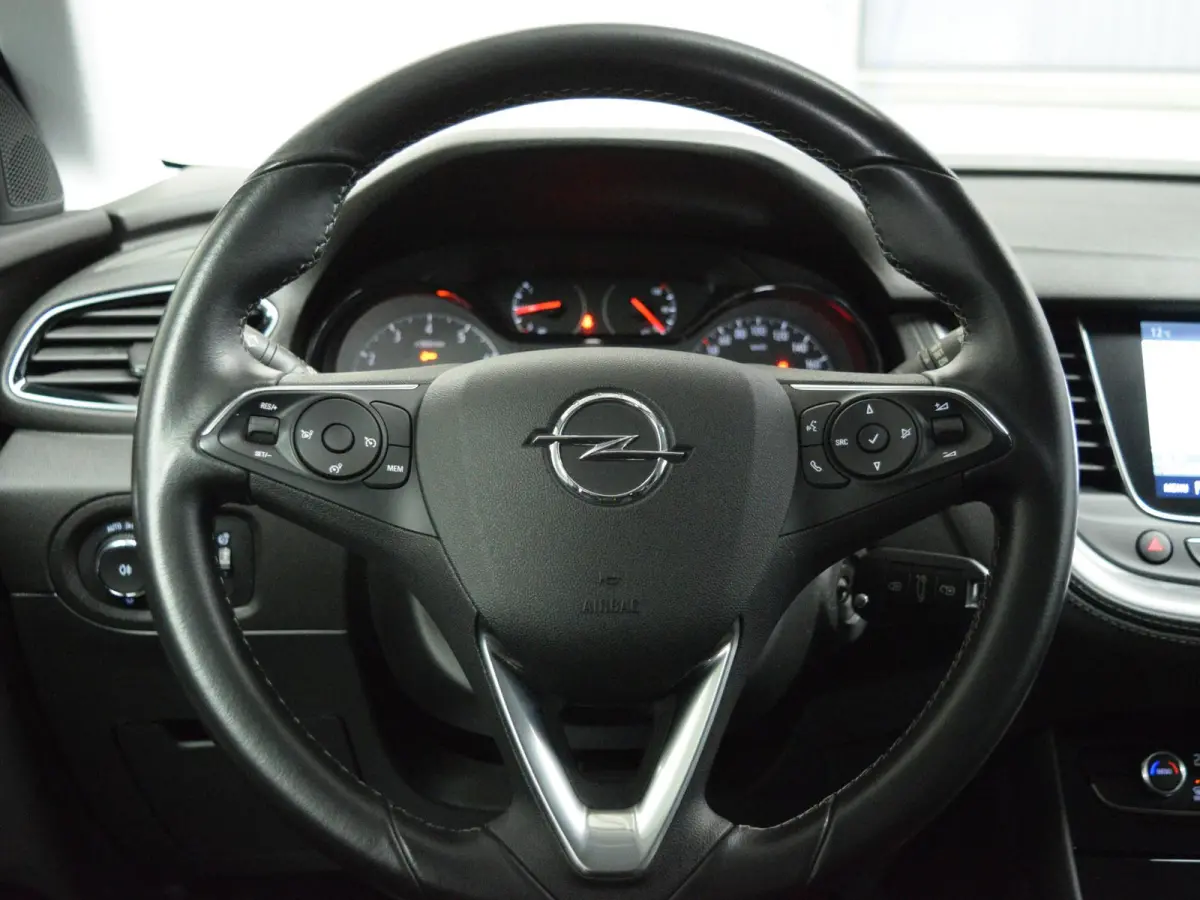 1.2 Turbo Business + 130 PK | NAVIGATIE & CARPLAY | ACHTERUITRIJCAMERA MET SENSOREN | E.C.C. | SIDE STEPS | 19" L.M.V. MET ALL SEASON BANDEN |