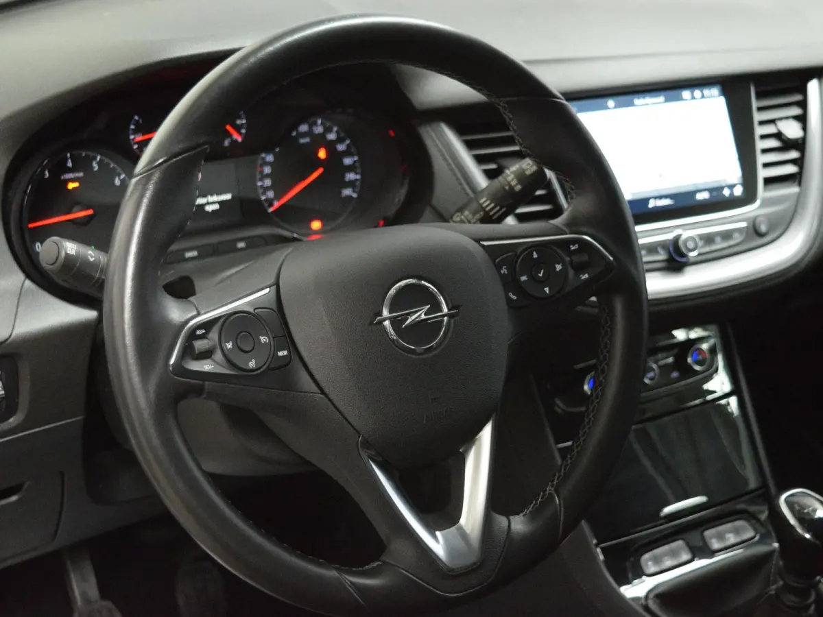 1.2 Turbo Business + 130 PK | NAVIGATIE & CARPLAY | ACHTERUITRIJCAMERA MET SENSOREN | E.C.C. | SIDE STEPS | 19" L.M.V. MET ALL SEASON BANDEN |