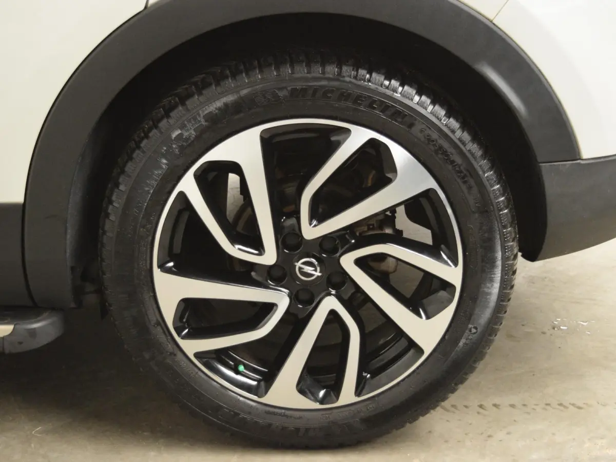 1.2 Turbo Business + 130 PK | NAVIGATIE & CARPLAY | ACHTERUITRIJCAMERA MET SENSOREN | E.C.C. | SIDE STEPS | 19" L.M.V. MET ALL SEASON BANDEN |