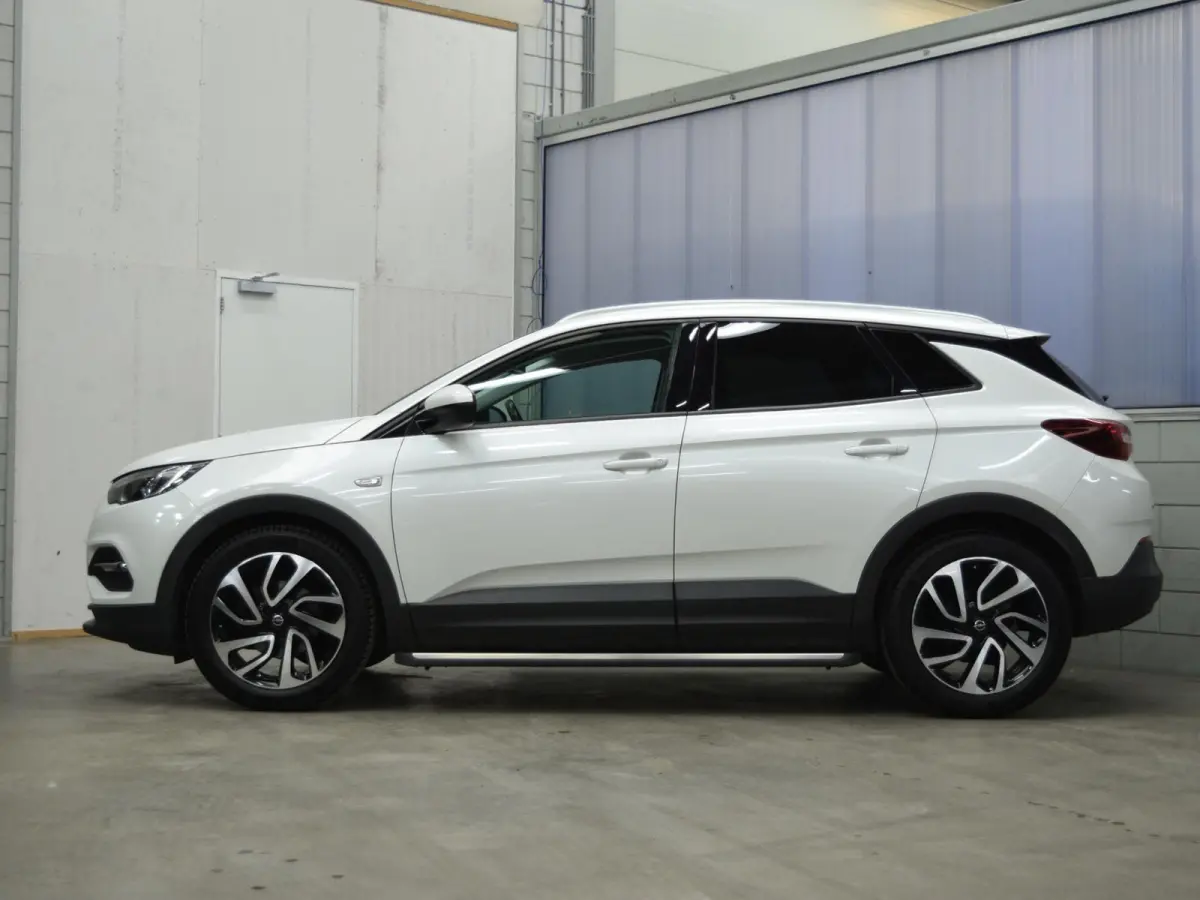 1.2 Turbo Business + 130 PK | NAVIGATIE & CARPLAY | ACHTERUITRIJCAMERA MET SENSOREN | E.C.C. | SIDE STEPS | 19" L.M.V. MET ALL SEASON BANDEN |