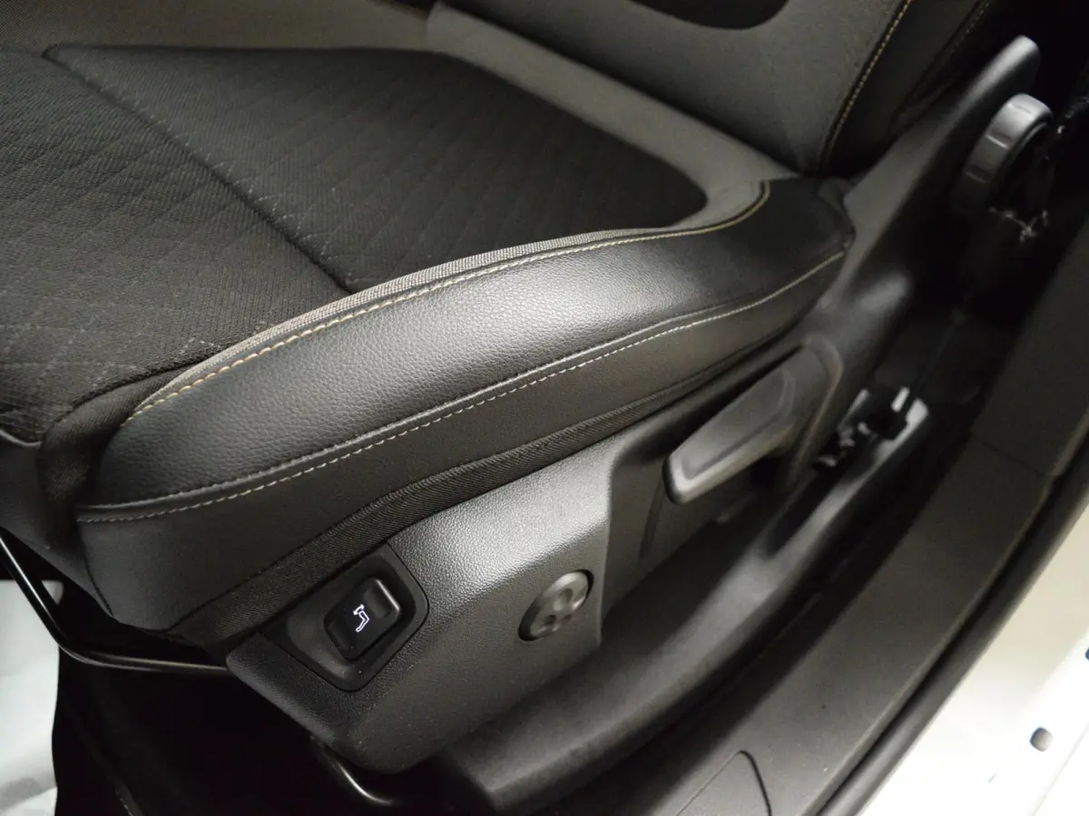1.2 Turbo Business + 130 PK | NAVIGATIE & CARPLAY | ACHTERUITRIJCAMERA MET SENSOREN | E.C.C. | SIDE STEPS | 19" L.M.V. MET ALL SEASON BANDEN |